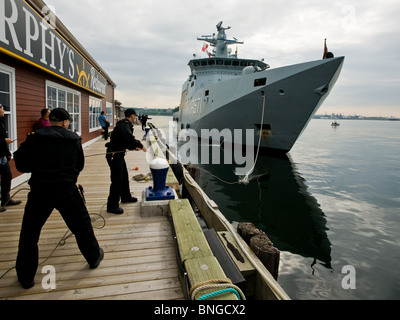 Königliche Dänische Marine vor der Küste patrouillieren Schiff HDMS EJNAR MIKKELSEN kommen neben während der 2010 Fleet Review in Halifax, NS. Stockfoto