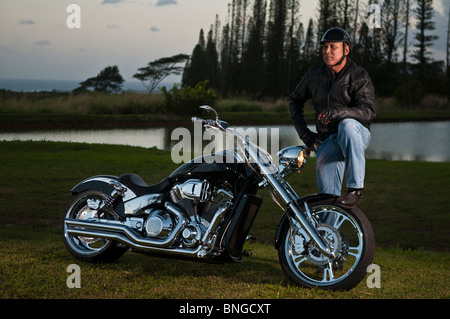Hawaiian Mann posiert von Straßenmotorrad, Kauai, Hawaii Stockfoto