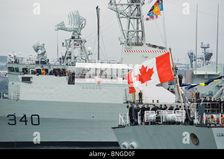 Matrosen auf HMCS MONTREAL Gruß während der 2010 Fleet Review in Halifax, Nova Scotia HM Königin Elizabeth II auf HMCS ST. JOHN'S. Stockfoto