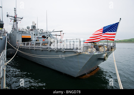 US-Fregatte USS ROBERT G. BRADLEY neben während der 2010 Fleet Review in Halifax, Nova Scotia. Stockfoto