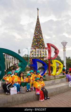 Ein Weihnachtsbaum und Schulkinder in PUERTO PRINCESS auf der Insel PALAWAN - Philippinen Stockfoto