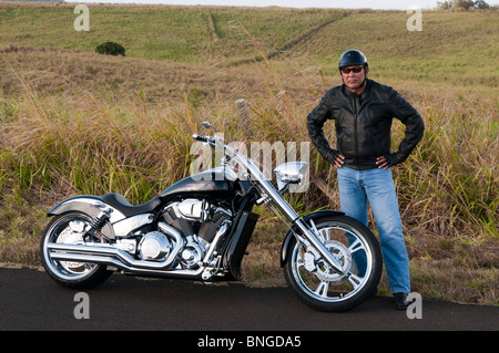 Hawaiian Mann posiert von Straßenmotorrad, Kauai, Hawaii Stockfoto