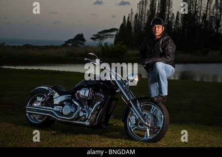 Hawaiian Mann posiert von Straßenmotorrad, Kauai, Hawaii Stockfoto