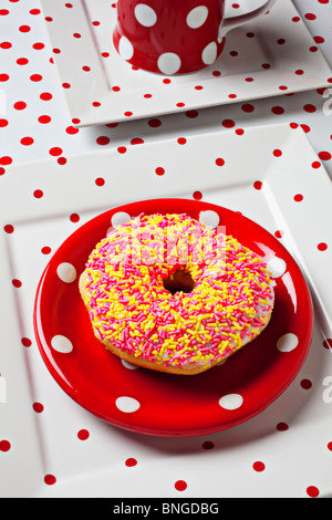 Donut auf Dot-Platte Stockfoto