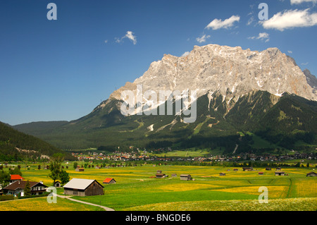 Ehrwalder Becken-Tal in der Zugspitz Arena, Wetterstein-Gebirge mit Mt. Zugspitze, Ehrwald, Tirol, Österreich Stockfoto