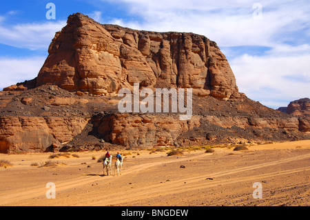 Touristen auf Kamelen reiten in einem Wadi der Sahara Wüste, Libyen Stockfoto