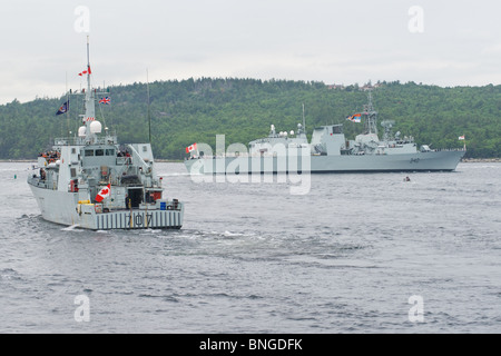 Minensuchboot HMCS GOOSE BAY folgt die Fregatte HMCS ST. während der 2010 Fleet Review in Halifax, Nova Scotia Johns. Stockfoto