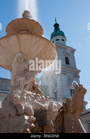 Pferd-Brunnen mit Salzburger Dom im Hintergrund. Österreich. Stockfoto