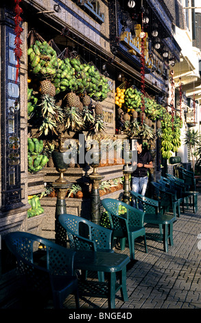 König Mango & Erdbeere Saft-Bar an der Corniche des Osthafens in der ägyptischen Stadt Alexandria. Stockfoto