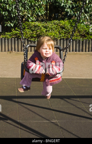 Vertikale Porträt eines Mädchens mit viel Spaß in einem Schwung im Park geschoben. Stockfoto