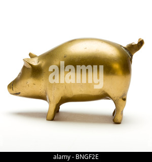 Seitenansicht von massivem Messing Schwein Ornament aus niedrigen Perspektive Stockfoto