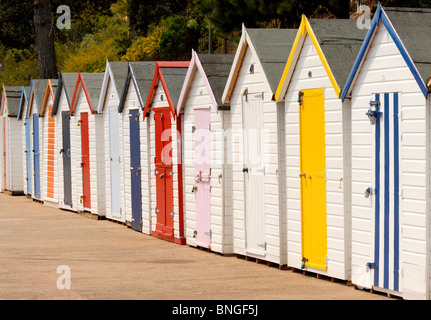 Farbenfrohe Strandhütten an Goodrington Sands South Devon Stockfoto