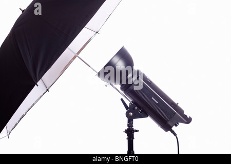 Kompaktgerät auf Ständer mit reflektierenden Schirm für Fotostudio Beleuchtung verwendet. Isoliert. Stockfoto