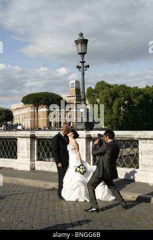 junge Brautpaar posiert für Video am Ponte Engelsburg zu überbrücken, Rom, Italien Stockfoto