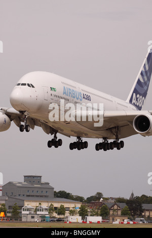 Airbus A380 Landung in Farnborough Air Show 2010 Stockfoto