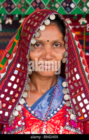 Bildnis einer indischen Dame gekleidet in einen bunten traditionellen Verschleiß. Stockfoto