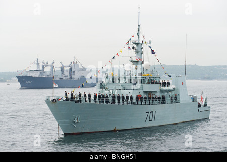 Minensuchboot HMCS GLACE BAY befindet sich am Anker während der 2010 Fleet Review in Halifax, Nova Scotia. Stockfoto