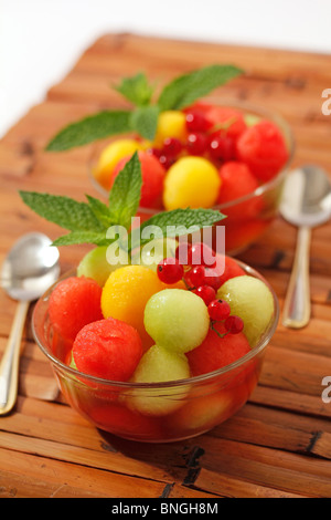 Obst-Kugeln mit roten Johannisbeeren Coulis. Rezept zur Verfügung. Stockfoto