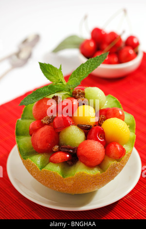 Melone mit Obst und Rosinen. Rezept zur Verfügung. Stockfoto