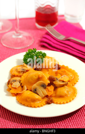 Pasta mit Süßkartoffel und Rosinen. Rezept zur Verfügung. Stockfoto