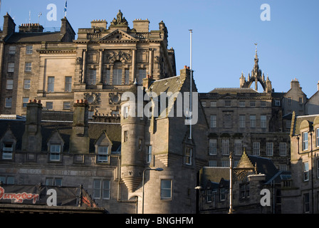 Einige der Altstadt Gebäude von Waverley Bridge, Edinburgh, Schottland. Stockfoto