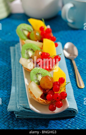 Törtchen mit Schokolade und Obst. Rezept zur Verfügung. Stockfoto