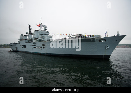 Flugzeugträger HMS ARK ROYAL sitzt vor Anker während der 2010 Fleet Review in Halifax, Nova Scotia. Stockfoto