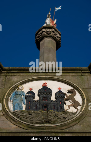 Stadt von Edinburgh Wappen auf den Mercat Cross in der Royal Mile, Edinburgh, Schottland. Stockfoto