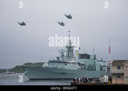 Sea King Hubschrauber überfliegen als HMCS ST. JOHN es bringt eine Gedenktafel enthüllt auf der Halifax Waterfront HM Königin Elizabeth II. Stockfoto