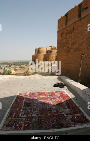 Traditionellen Rajasthani Textilien trocknen auf Dach der Festung aus dem 12. Jahrhundert, Jaisalmer, Rajasthan, Indien Stockfoto