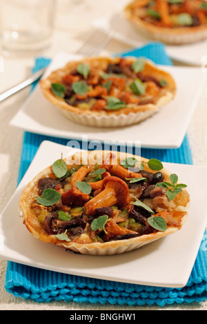 Törtchen mit Champignons und junger Knoblauch. Rezept zur Verfügung. Stockfoto