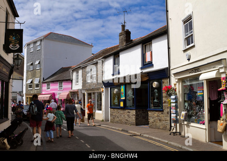 Fore Street, Salcombe, Devon. Touristen strömen in den kleinen Geschäften in interessante alte Gebäude der Stadt Devonshire. Stockfoto