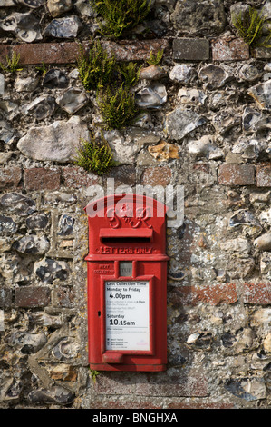 Eine traditionelle englische Feuerstein und Ziegel Wand mit seiner eingebauten Briefkasten. Stockfoto