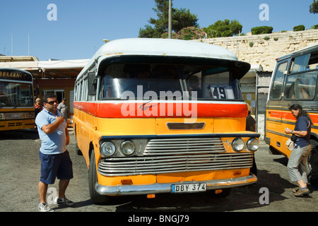 Eine maltesische Busbahnhof in der europäischen Stadt von Valletta, Malta Stockfoto