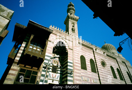 Ashraf Barsbay Madrasah an Sharia al-Muizz im islamischen Kairo. Stockfoto