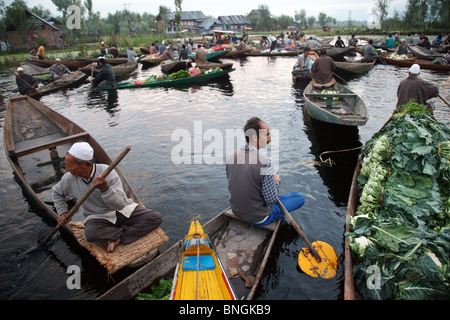 Verkäufer und Käufer bei traditionellen pflanzlichen Morgenmarkt auf Dal-See in Srinagar, Jammu und Kaschmir, Indien. Stockfoto