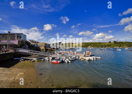 Die geschäftigen Hafen von Salcombe, South Hams, Devon. Rippen und Jollen sind an den Docks an einem Juni-Nachmittag gebunden. Stockfoto