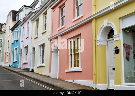 Eine Reihe von schönen Häusern auf einer Straße in Salcombe, South Hams, Devon. Stockfoto