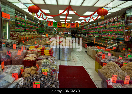 Männlichen Kunden surfen Chinatown Shop anzeigen getrocknete Lebensmittel Vancouver BC Stockfoto