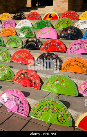 Lüfter / fans / Geschenke / Geschenke / Souvenirs / Souvenir für Verkauf / Anzeige in Sevilla ist der Plaza de España de Sevilla. Sevilla, Spanien. Stockfoto