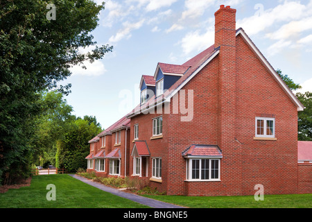 Eine Reihe von leeren neue rote Backsteinhäuser auf eine moderne Entwicklung der UK-Wohnsiedlung. Stockfoto