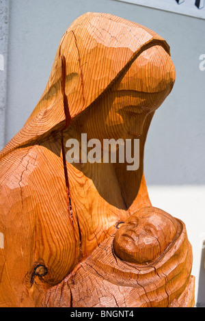 Mutter und Kind in Holz geschnitzt Stockfoto
