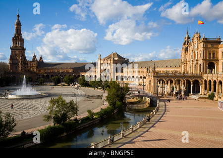 Sevilla ist die Plaza de España de Sevilla. Sevilla, Spanien. An einem sonnigen Tag mit blauem Himmel. Stockfoto