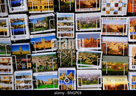 Ein Rack mit Postkarten des Colleges von Oxford, Oxford, England, UK Stockfoto