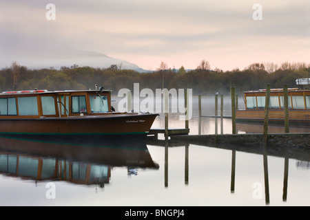 Lakeland Nebel Boot vor Anker am Derwent Water an einem frostigen und nebligen Herbstmorgen, Keswick, Nationalpark Lake District, Cumbria. Stockfoto