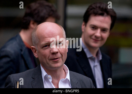 William Hague und George Osborne verlassen Millbank House, konservative Hauptsitz, während der Koalitionsverhandlungen 8. Mai 2010. Stockfoto