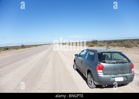 Auto auf der Seite eine lange unbefestigte Straße Stockfoto
