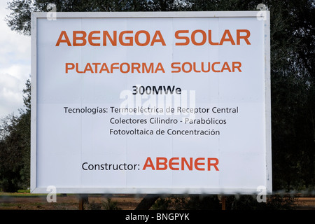 Hinweisschild am Abengoa Solar-elektrische Anlage-Projekt, in der Nähe von Sevilla. Spanien. Stockfoto