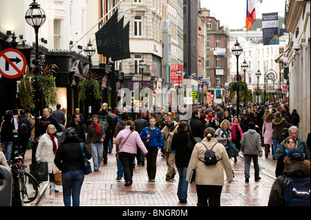 Käufer auf der Grafton Street, Dublin, Irland Stockfoto