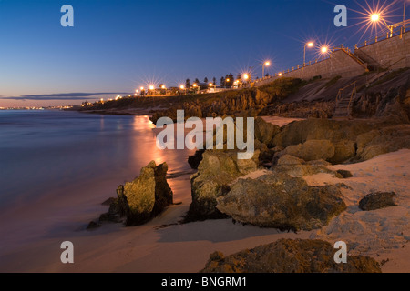 Watermans Strand nach Sonnenuntergang. Neben Trigg Beach an der Küste Vororten von Perth, der Hauptstadt von Western Australia Stockfoto